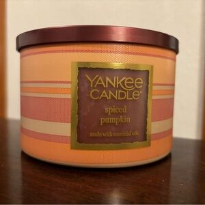 Yankee Candle Spiced Pumpkin in Warm Tones